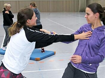 Christiane (links) und Franziska waren bei dem Selbstverteidigungskurs sofort voll bei der Sache.  Foto: Weißer Ring