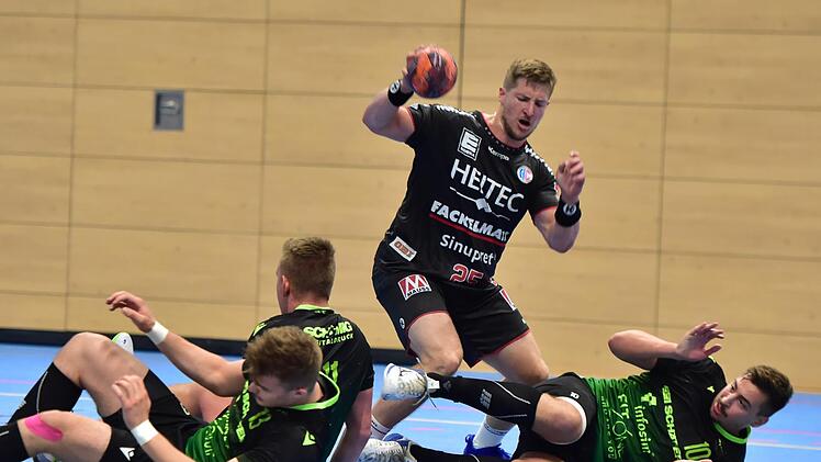 Ist der HC Erlangen nicht aufzuhalten? Kraftpaket Jan Schäffer räumt im Test gegen Rimpar (33:20) gleich drei Spieler aus dem Weg. Zink