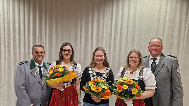 Das Königshaus im Gau Rhön Saale ist in Frauenhänden (von links): Gausportleiter Burkhard Voll, 1. Ritterin Vanessa Hahn, Gaukönigin Anja Weingärtner, 2. Ritterin Heike Kohlhepp und 2. Gauschützenmeister Bruno  Bös. Foto: Renate Voll