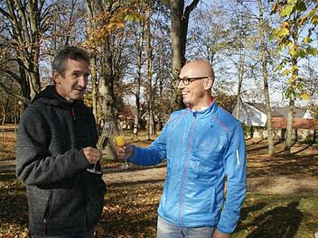 Laufarbeit im wahrsten Sinne des Wortes liegt vor Ideengeber Marco Depner (rechts) und seinem Laufkollegen Hubert Karl. Sie werden in den nächsten Wochen die Strecken für das Laufparadies erkunden und fest halten. 800 Kilometer sollen es werden an den schönsten Flecken des Landkreises. Foto: sw