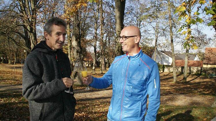 Laufarbeit im wahrsten Sinne des Wortes liegt vor Ideengeber Marco Depner (rechts) und seinem Laufkollegen Hubert Karl. Sie werden in den nächsten Wochen die Strecken für das Laufparadies erkunden und fest halten. 800 Kilometer sollen es werden an den schönsten Flecken des Landkreises. Foto: sw