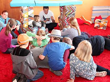 Auch Bürgermeister Karsten Fischkal las eine Geschichte vor und hatte entspannte Zuhörer. Fotos: Johanna Blum