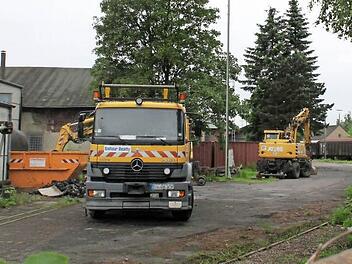 Neubau: Für ein Bauprojekt der Bahn werden Anfang 2015 einige Nebengebäude des Lokschuppens abgerissen.  Fotos: Thomas Heuchling