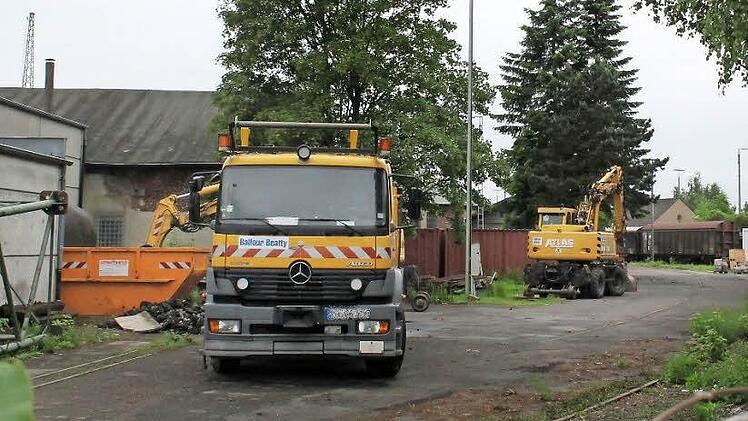 Neubau: Für ein Bauprojekt der Bahn werden Anfang 2015 einige Nebengebäude des Lokschuppens abgerissen.  Fotos: Thomas Heuchling