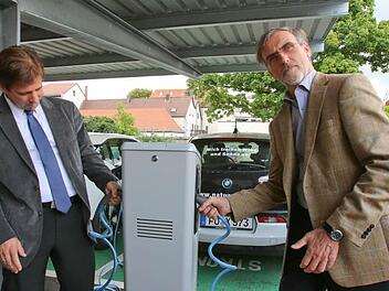 Von Elektromobilität überzeugt: Landrat Hermann Ulm (links) und Thomas Banning (Vorstandsvorsitzender Naturstrom) Foto: Barbara Herbst