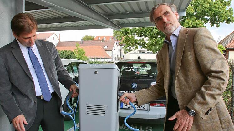 Von Elektromobilität überzeugt: Landrat Hermann Ulm (links) und Thomas Banning (Vorstandsvorsitzender Naturstrom) Foto: Barbara Herbst