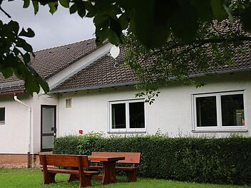 Um die Saalmieten gemeindlicher Gebäude wurde diskutiert: hier das Feuerwehrhaus Wartmannsroth.  Foto: Gerd Schaar