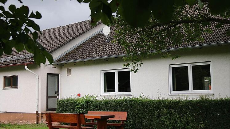 Um die Saalmieten gemeindlicher Gebäude wurde diskutiert: hier das Feuerwehrhaus Wartmannsroth.  Foto: Gerd Schaar