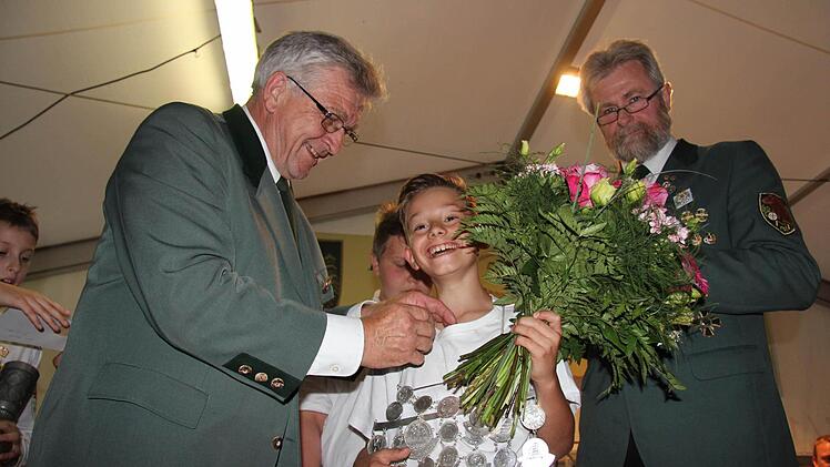 Vorsitzender Manfred Dre&szlig;el heftet Jungsch&uuml;tzenk&ouml;nig Pascal Fischer das K&ouml;nigsabzeichen an. Foto: Alexandra Kemnitzer