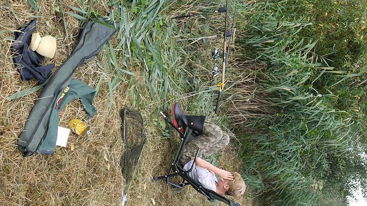 Lässig wie die Großen sitzen die Angelnovizen am Ufer. Foto: Pauline Lindner