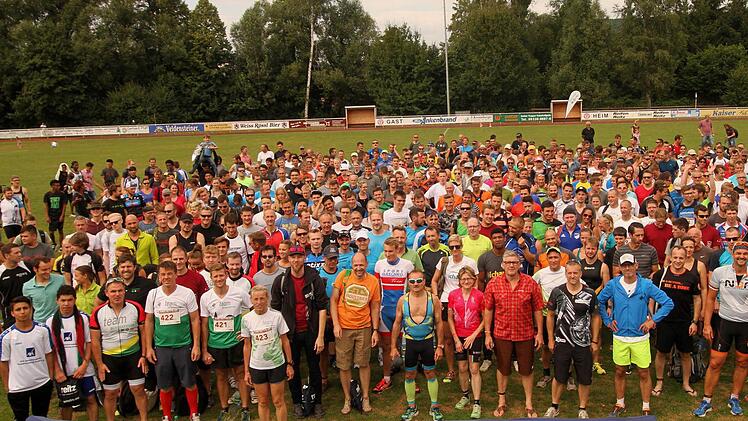 Das große Teilnehmerfeld bei der Wettkampf-Besprechung vor dem Start auf dem Sportgelände.