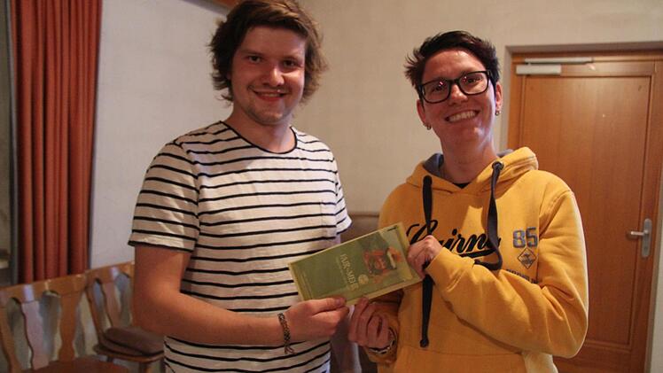 Bildungsreferentin Claudia Ruß verabschiedet Justus Münch aus dem Dekanatsvorstand.