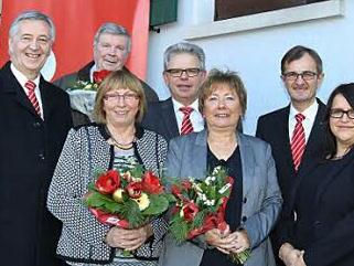 Die verabschiedeten Mitarbeiter der ehemaligen Sparkasse Kulmbach (von links) Claus Jacob, Heidi Passing und Helga Deibl zusammen mit Klaus-Jürgen Scherr (links), Harry Weiß (Zweiter von rechts), Georg Löffler (Vierter von rechts) und Anja Hartmann (rechts). Foto: Förtsch