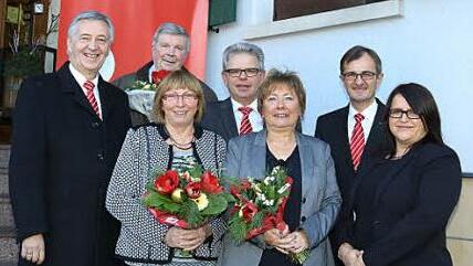 Die verabschiedeten Mitarbeiter der ehemaligen Sparkasse Kulmbach (von links) Claus Jacob, Heidi Passing und Helga Deibl zusammen mit Klaus-Jürgen Scherr (links), Harry Weiß (Zweiter von rechts), Georg Löffler (Vierter von rechts) und Anja Hartmann (rechts). Foto: Förtsch