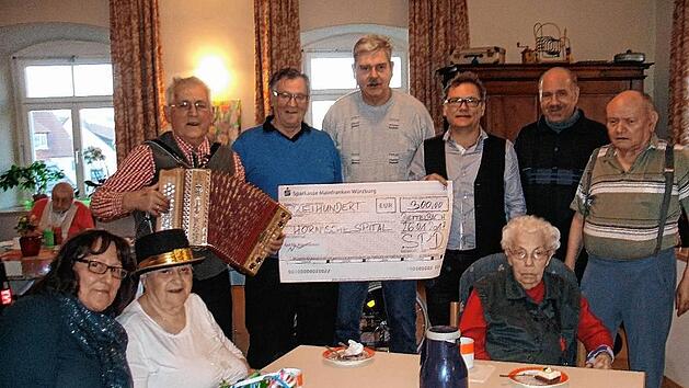 Spendenübergabe in fröhlicher Runde