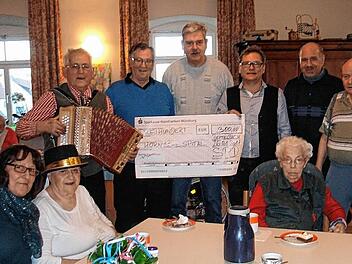 Spenden&uuml;bergabe in fr&ouml;hlicher Runde