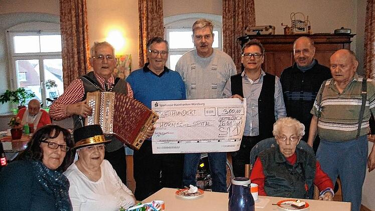 Spendenübergabe in fröhlicher Runde