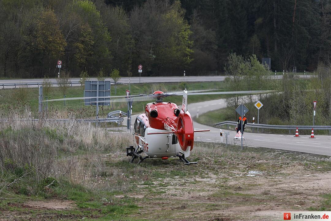 Golf kollidiert mit Traktor: 49-Jährige schwer verletzt