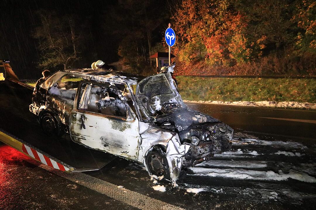 Kreis Kulmbach: Fahrzeug brennt bei Mainleus nach Frontalzusammenstoß komplett aus