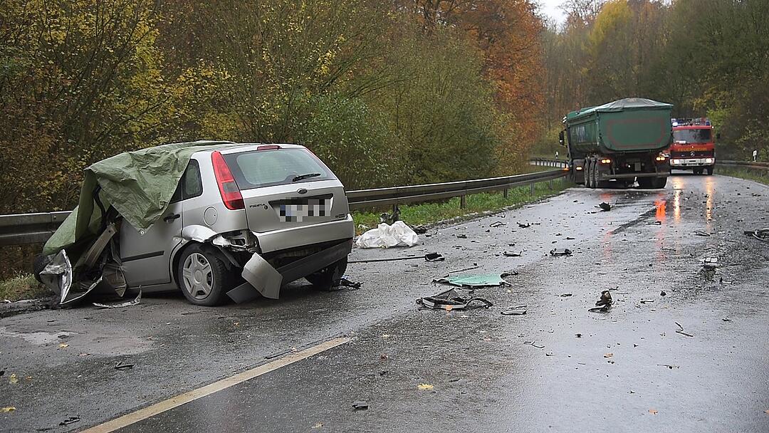 Helmstadt: Auto schleudert in Lastwagen - Fahrerin stirbt