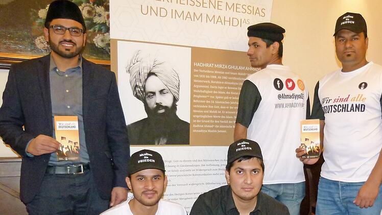 Imam Malik Usman Naveed (links) stellte mit seinen Begleitern die Info-Kampagne vor.