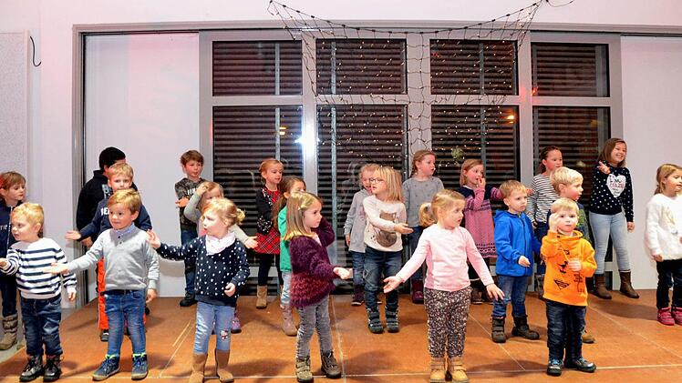 Die "Mini-Mäuse", die später Unterstützung durch die "Wild Kids" bekamen stellten sich mit einer Tanzeinlage als jüngste Aktive des FC-Frankonia Eltingshausen vor. Foto: Peter Rauch