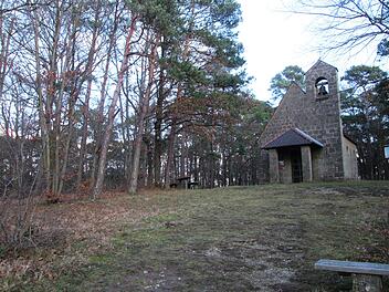Die Standortentscheidung zur Anlegung eines Naturfriedhofs in Fuchsstadt fiel zugunsten der Kohlenberg-Kapelle, die näher am Ort liegt als das Lauerbach-Gelände.  Foto: Winfried Ehling