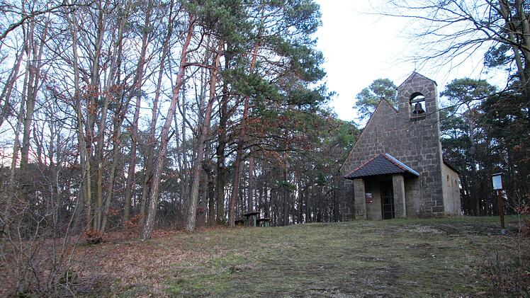 Die Standortentscheidung zur Anlegung eines Naturfriedhofs in Fuchsstadt fiel zugunsten der Kohlenberg-Kapelle, die näher am Ort liegt als das Lauerbach-Gelände.  Foto: Winfried Ehling