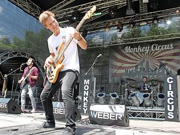 Entspannten Gitarren-Sound servierte die Lichtenfelser Band "Monkey Circus" mit (von links) Gitarrist Florian Werthmann, Bassist Bastian Stemmer und Schlagzeuger Max Zapf beim diesjährigen Open Air auf der Kronacher Festung. Wer in die Fußstapfen der Korbstadt-Combo treten will, bewirbt sich jetzt für den Vorentscheid.  Foto: Stephan Stöckel