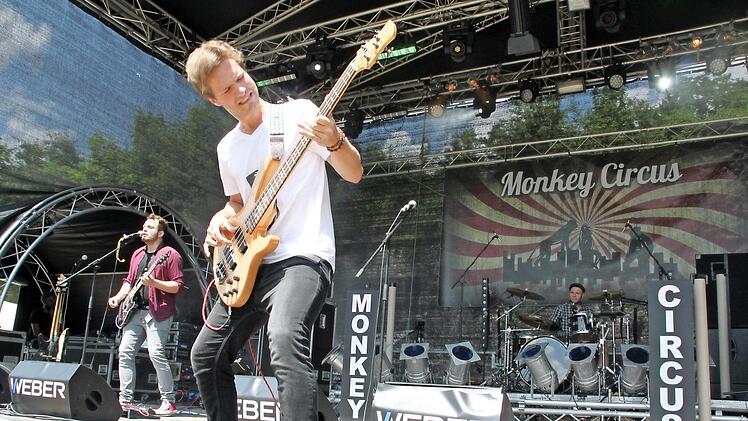 Entspannten Gitarren-Sound servierte die Lichtenfelser Band "Monkey Circus" mit (von links) Gitarrist Florian Werthmann, Bassist Bastian Stemmer und Schlagzeuger Max Zapf beim diesjährigen Open Air auf der Kronacher Festung. Wer in die Fußstapfen der Korbstadt-Combo treten will, bewirbt sich jetzt für den Vorentscheid.  Foto: Stephan Stöckel