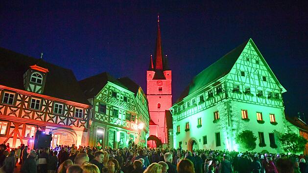 Der Zeiler Marktplatz war zum 1000. Jubiläum in farbiges Licht getaucht: Das kam gut an bei den Besuchern. Fotos: Ronald Rinklef