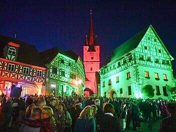 Der Zeiler Marktplatz war zum 1000. Jubiläum in farbiges Licht getaucht: Das kam gut an bei den Besuchern. Fotos: Ronald Rinklef