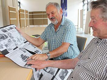 Georg Denscheilmann und Herbert Mahr (v. r.) erinnern sich an den 27. August 1969, den Tag, an dem die Bundeskommission nach Isling kam. Beide spielten sie in der Blaskapelle und entdecken sich auf einem Foto. Fotos: Ramona Popp