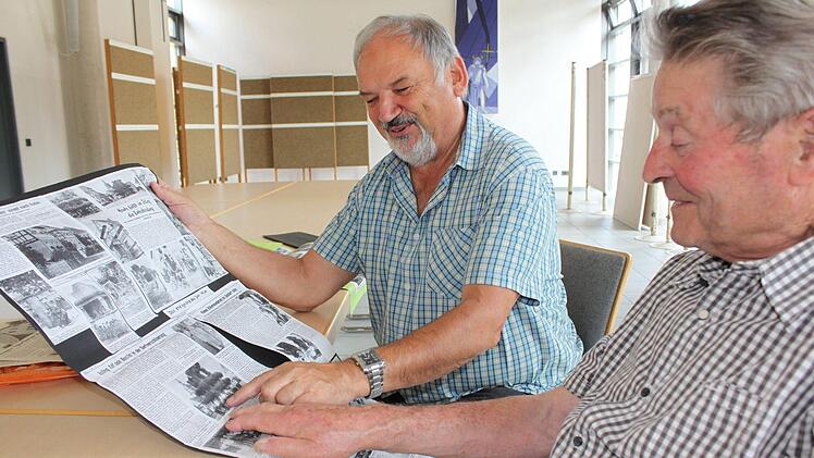 Georg Denscheilmann und Herbert Mahr (v. r.) erinnern sich an den 27. August 1969, den Tag, an dem die Bundeskommission nach Isling kam. Beide spielten sie in der Blaskapelle und entdecken sich auf einem Foto. Fotos: Ramona Popp