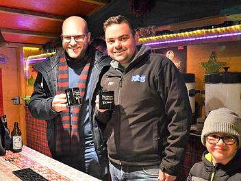 Trotz Regenwetters herrschte am Gl&uuml;hweinstand von Familie Simmler gute Stimmung. Foto: Sandra Hackenberg