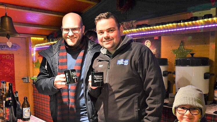 Trotz Regenwetters herrschte am Gl&uuml;hweinstand von Familie Simmler gute Stimmung. Foto: Sandra Hackenberg