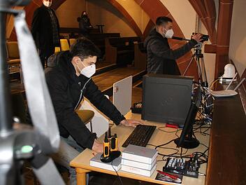 Claudius Schübel und Kilian Warmuth zeichnen eine Messe in der Hammelburger Stadtpfarrkirche auf. Foto: Hilmar Ruppert