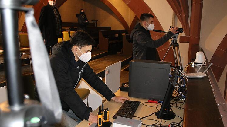 Claudius Schübel und Kilian Warmuth zeichnen eine Messe in der Hammelburger Stadtpfarrkirche auf. Foto: Hilmar Ruppert