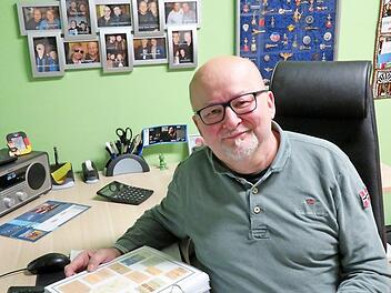 280 Konzerttickets von 289 Musikveranstaltungen hat Raimund Göhlich schon gesammelt - an der Wand hängen Erinnerungsfotos von ihm und den Musikern.