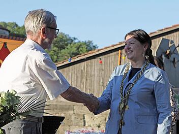 Christoph Zeckai wurde von Bürgermeisterin Angela Hofmann ausgezeichnet.