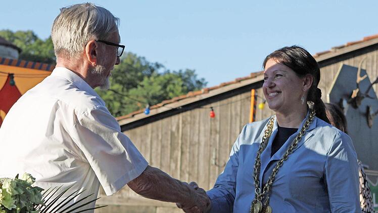 Christoph Zeckai wurde von Bürgermeisterin Angela Hofmann ausgezeichnet.