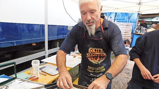 Stellvertretender Kommandant Marco Zapf probiert sich als Langosbäcker.