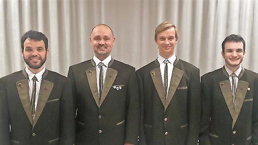 Die neuen Vorstandsmitglieder mit dem scheidenden 2. Schützenmeister: Thorsten Back, Timo Schmitt, Mirco Friedrich und Fabian Back.