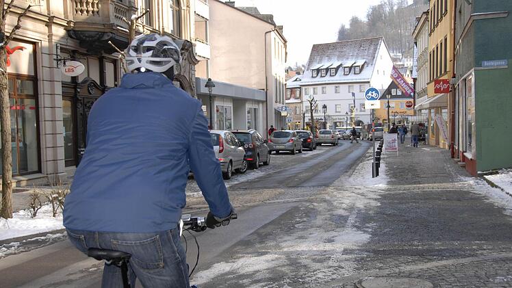 Am Kressenstein endet der Radweg abrupt. Für Radler kann es hier sehr gefährlich werden, sich in den fließenden Verkehr einzufädeln.