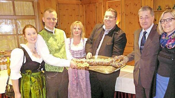 Die Ehepaare Dittrich, Bugl und Dörsch (v. l.) bei der symbolischen Schlüsselübergabe Foto: Paul Pöhlmann