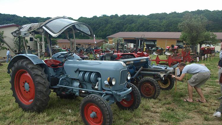 In das Dorfgeschehen binden sich die Bulldogfreunde ein und bereicherten zuletzt das Heimatfest. Foto: Archiv/Stefan Geiger