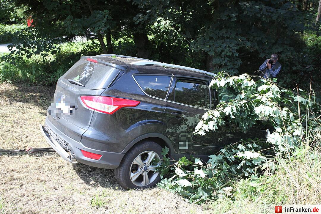 Pkw kracht in Traktor auf der B303