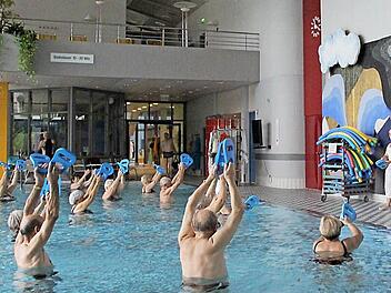 Hände nach oben für die Therme - im Coburger Stadtrat waren es am Donnerstag die von 23 Mitgliedern. 16 waren dagegen, den Zuschuss der Stadt zu den Betriebskosten zwei Jahre länger zu zahlen (Archivfoto vom September 2013). Foto: Simone Bastian