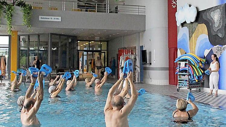 Hände nach oben für die Therme - im Coburger Stadtrat waren es am Donnerstag die von 23 Mitgliedern. 16 waren dagegen, den Zuschuss der Stadt zu den Betriebskosten zwei Jahre länger zu zahlen (Archivfoto vom September 2013). Foto: Simone Bastian