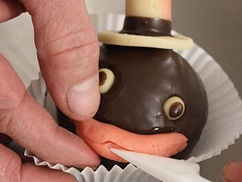 Ralf Groß backt zur Faschingszeit original-Mohrenköpfe. Jedes Stück ist aufwendige und liebevolle Handarbeit. Fotos: Sonja Adam